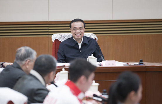 李克强主持召开教科文卫体界人士和基层群众代表座谈会 听取对政府工作报告的意见建议