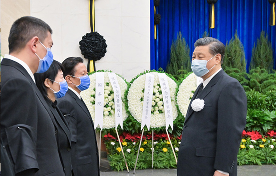 何鲁丽同志遗体在京火化 习近平等到八宝山革命公墓送别