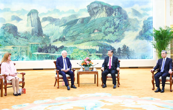 习近平会见法国梅里埃基金会主席梅里埃夫妇